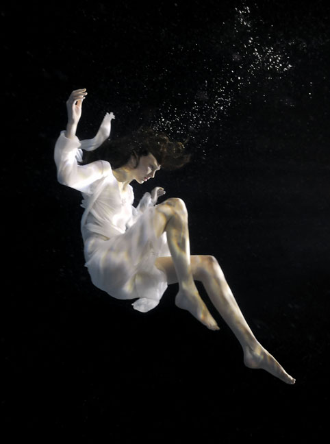 Onderwateropnames van nimfachtige fotomodellen en synchoonzwemsters – en fraaie luchtbelletjes