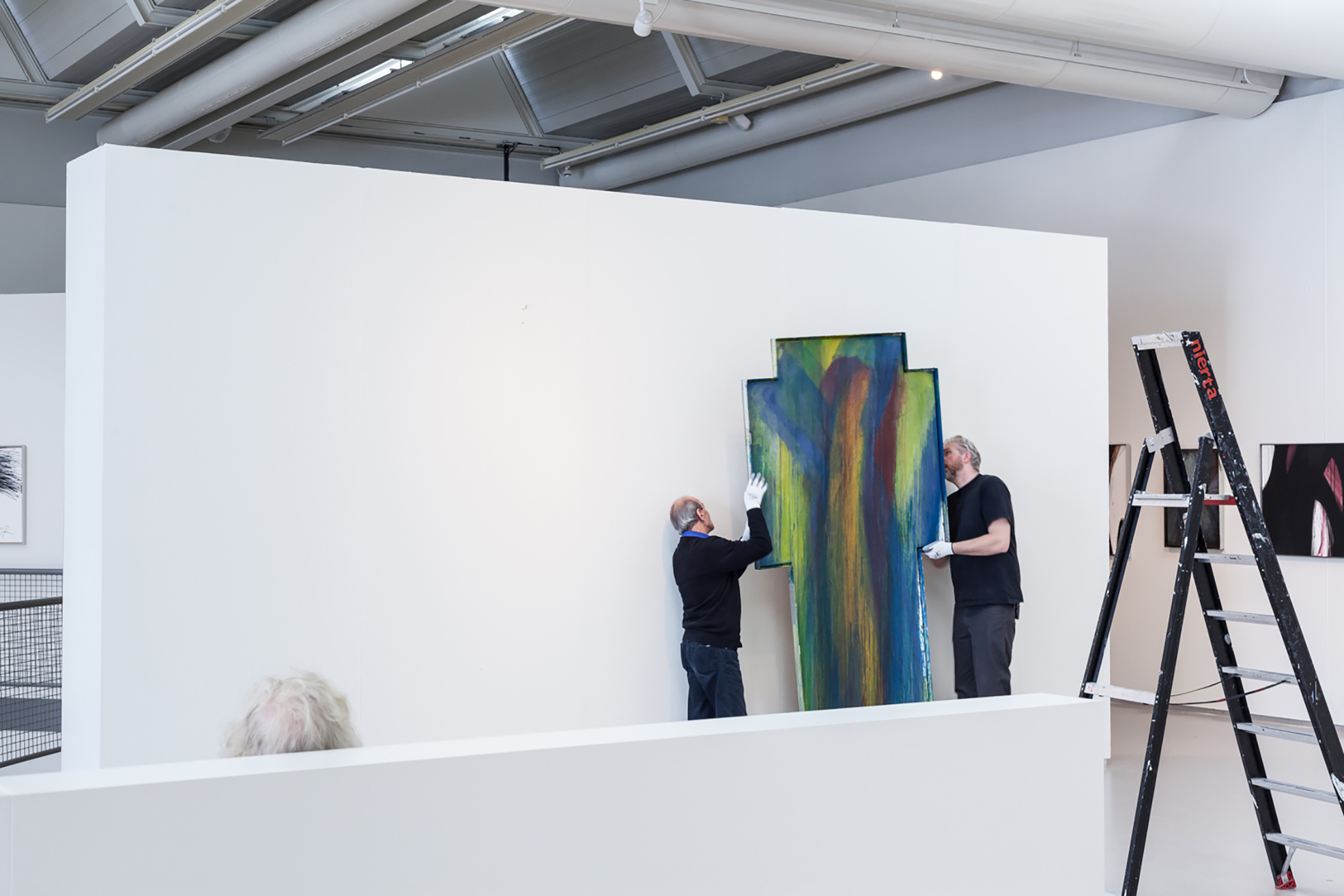 Rudi Fuchs (linksonder) in het Cobra Museum02 © 2015 Peter Tijhuis : Cobra Museum voor Moderne Kunst